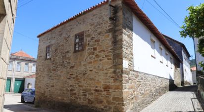 Maison traditionnelle T3 à Louredo e Fornelos de 307 m²