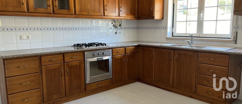 Habitação T5 em Tornada e Salir do Porto de 184 m²