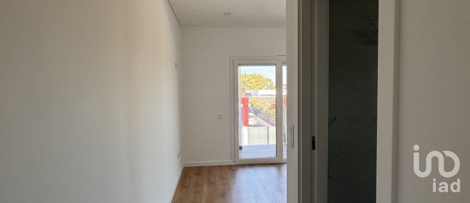 Casa T4 em Fernão Ferro de 120 m²