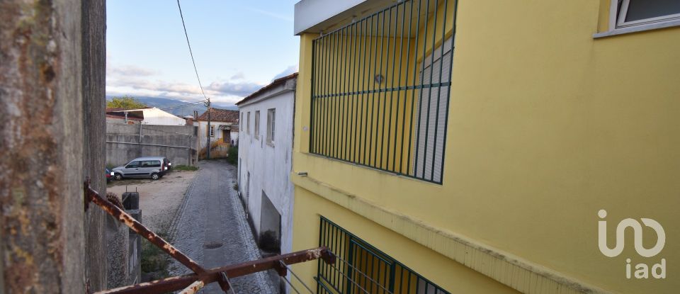 Maison traditionnelle T3 à Miranda do Corvo de 111 m²