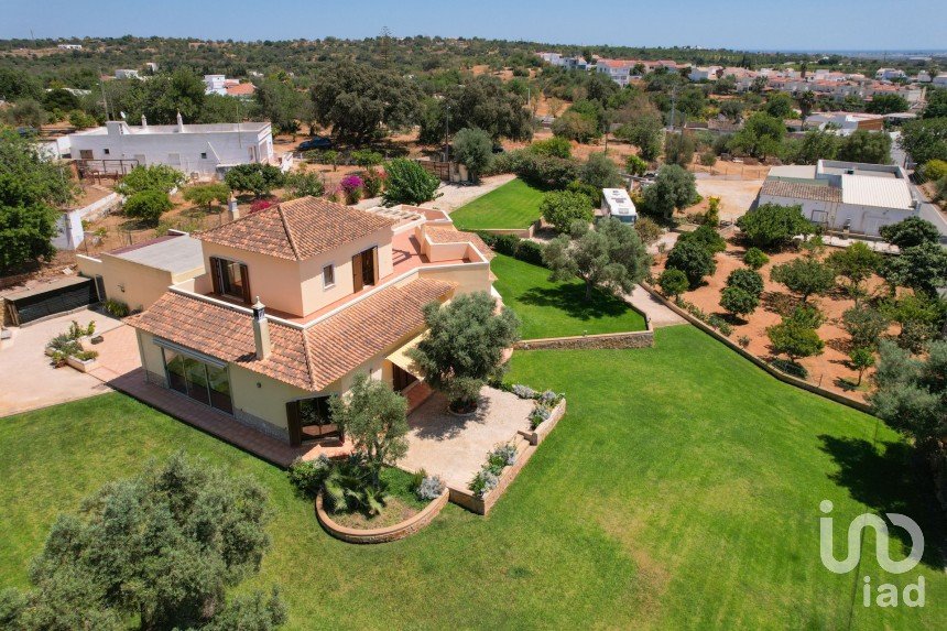 Moradia T4 em Quelfes de 260 m²