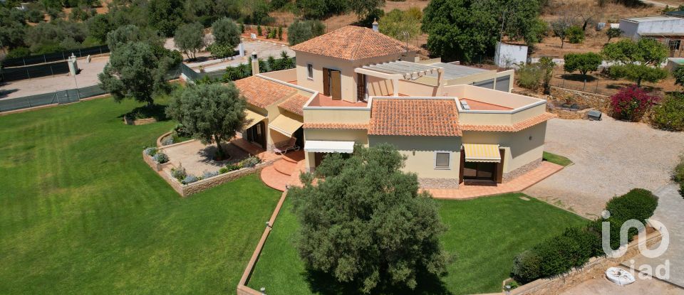 Moradia T4 em Quelfes de 260 m²