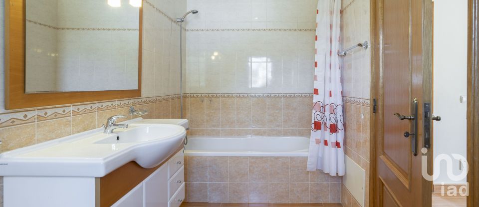 Moradia T4 em Quelfes de 260 m²