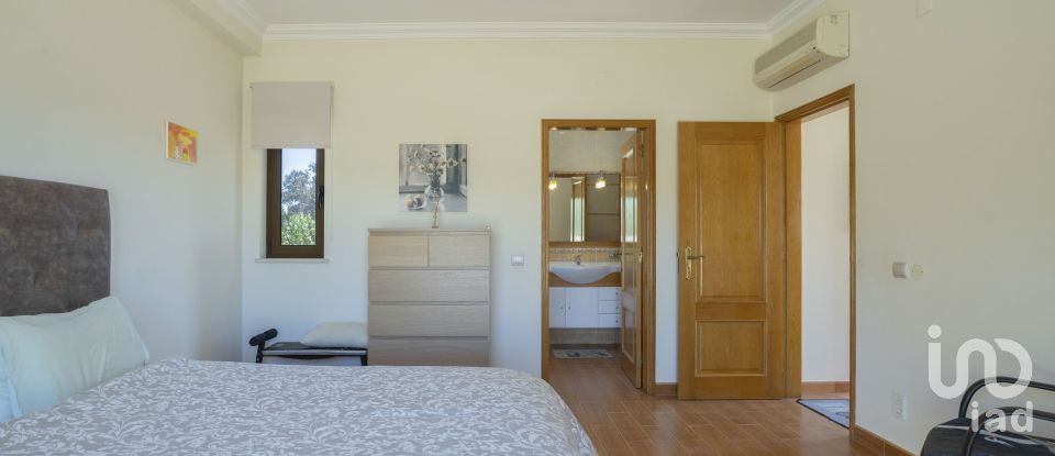 Moradia T4 em Quelfes de 260 m²