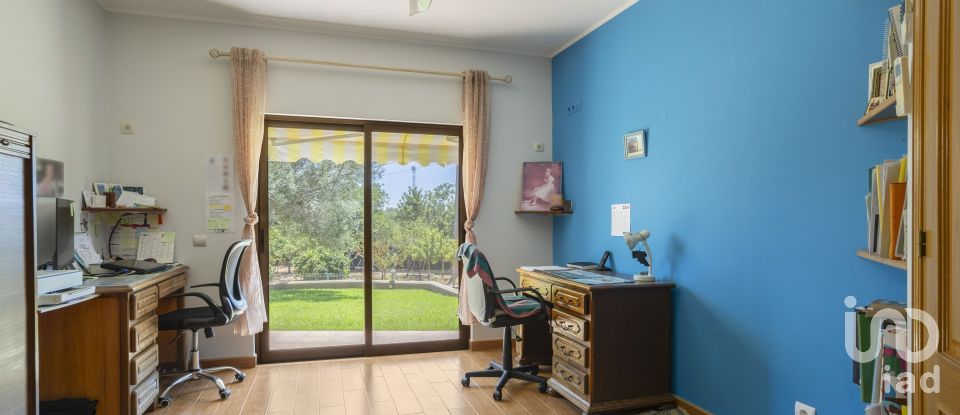 Moradia T4 em Quelfes de 260 m²