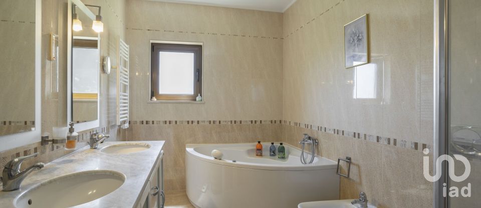 Moradia T4 em Quelfes de 260 m²