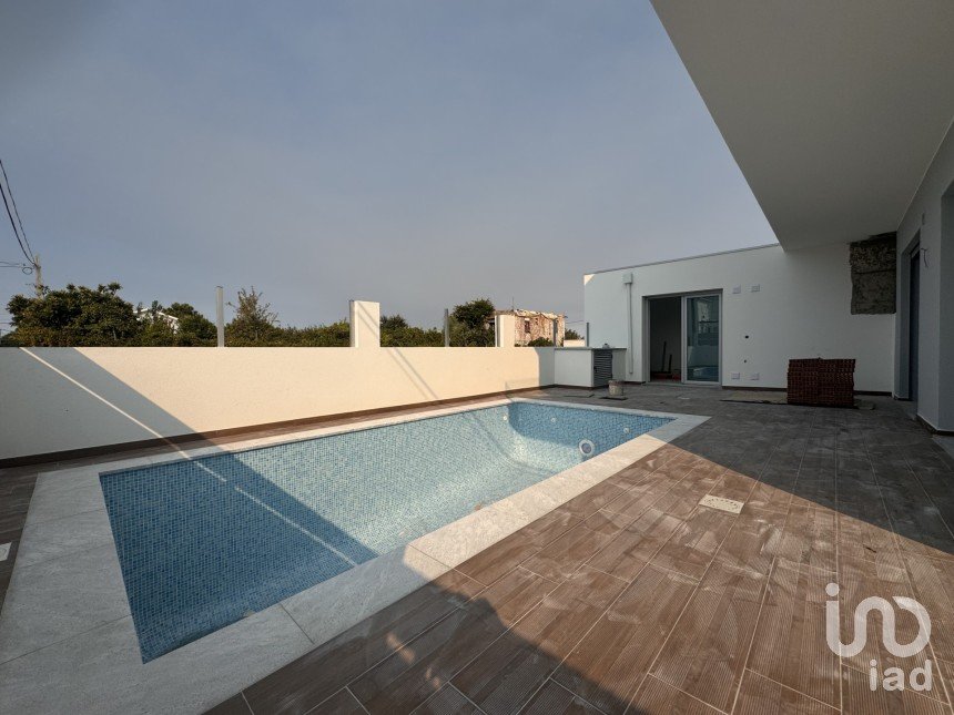 Casa T4 em Fernão Ferro de 220 m²