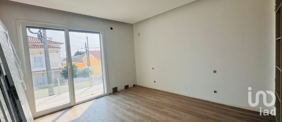 Casa T4 em Fernão Ferro de 220 m²
