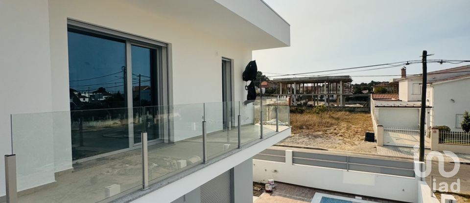 Casa T4 em Fernão Ferro de 220 m²