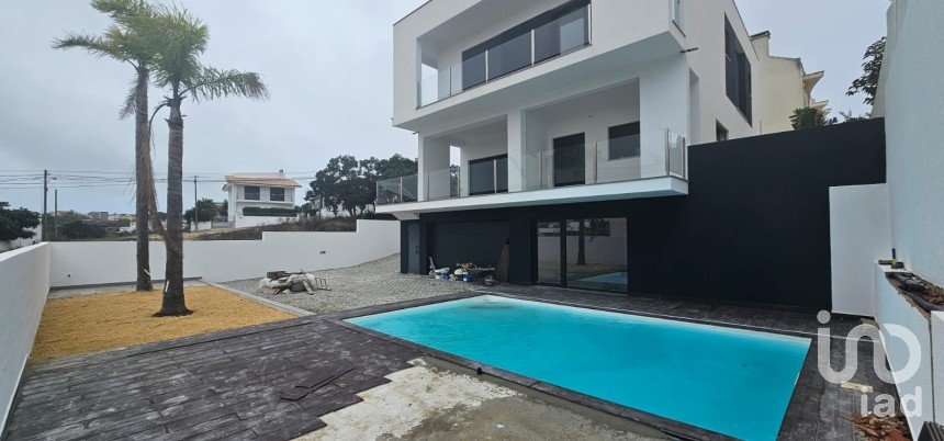 Moradia T4 em Charneca De Caparica E Sobreda de 260 m²