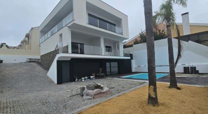 Maison T4 à Charneca De Caparica E Sobreda de 260 m²