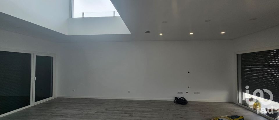 Moradia T4 em Charneca De Caparica E Sobreda de 260 m²