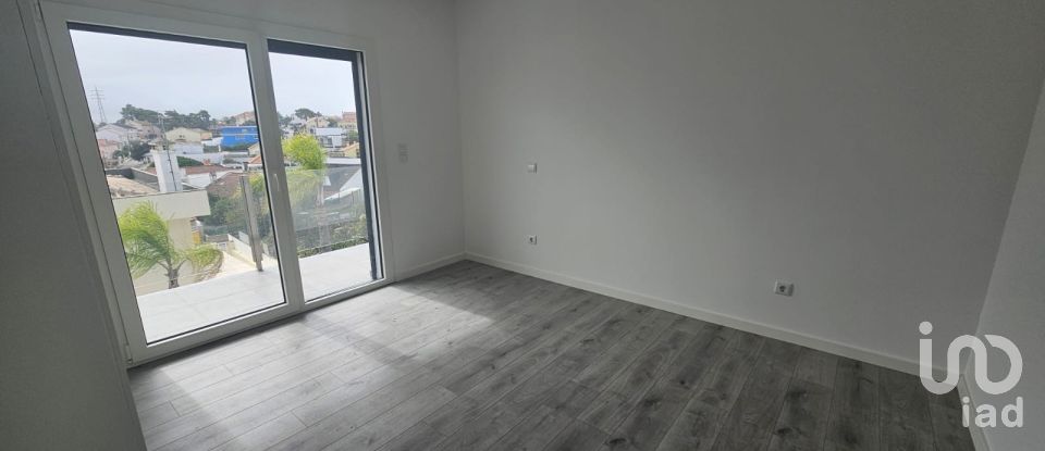 Moradia T4 em Charneca De Caparica E Sobreda de 260 m²