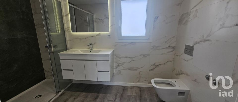 Moradia T4 em Charneca De Caparica E Sobreda de 260 m²