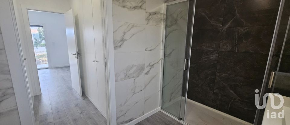 Moradia T4 em Charneca De Caparica E Sobreda de 260 m²