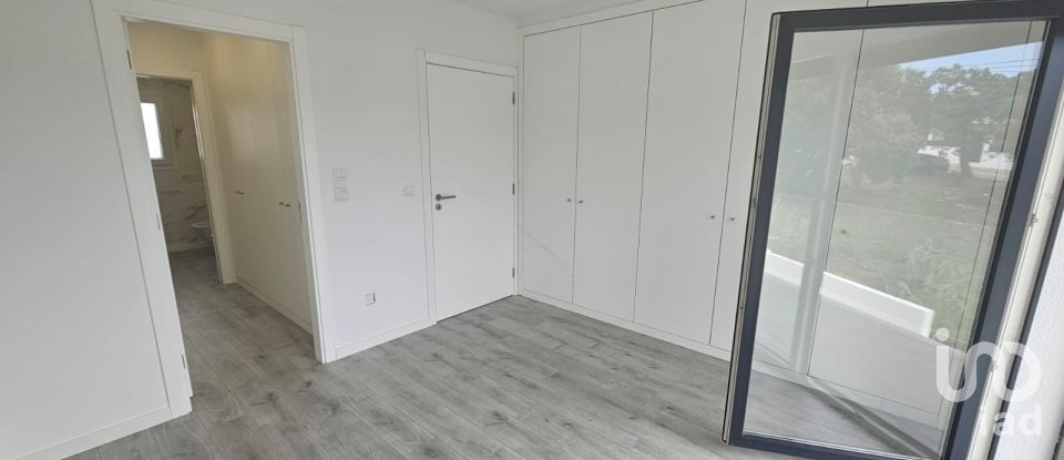 Moradia T4 em Charneca De Caparica E Sobreda de 260 m²