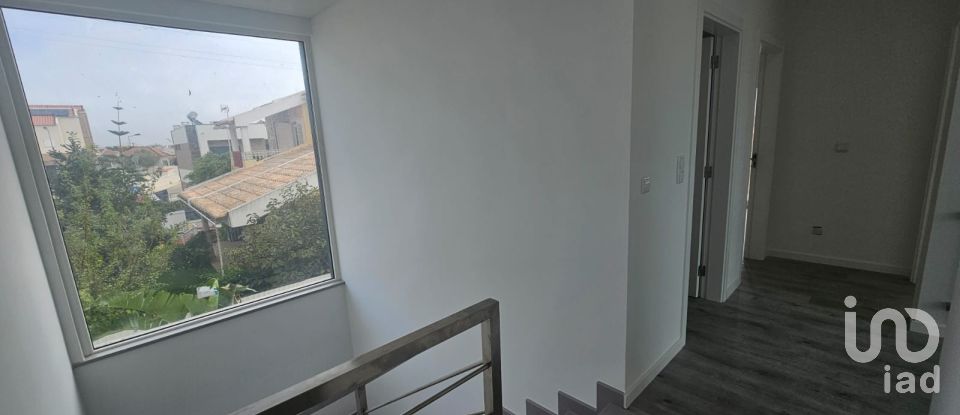 Moradia T4 em Charneca De Caparica E Sobreda de 260 m²