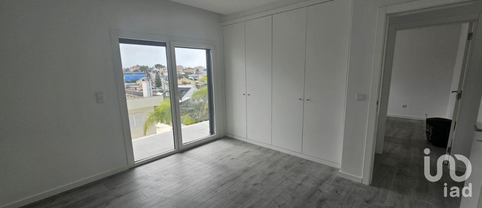 Moradia T4 em Charneca De Caparica E Sobreda de 260 m²