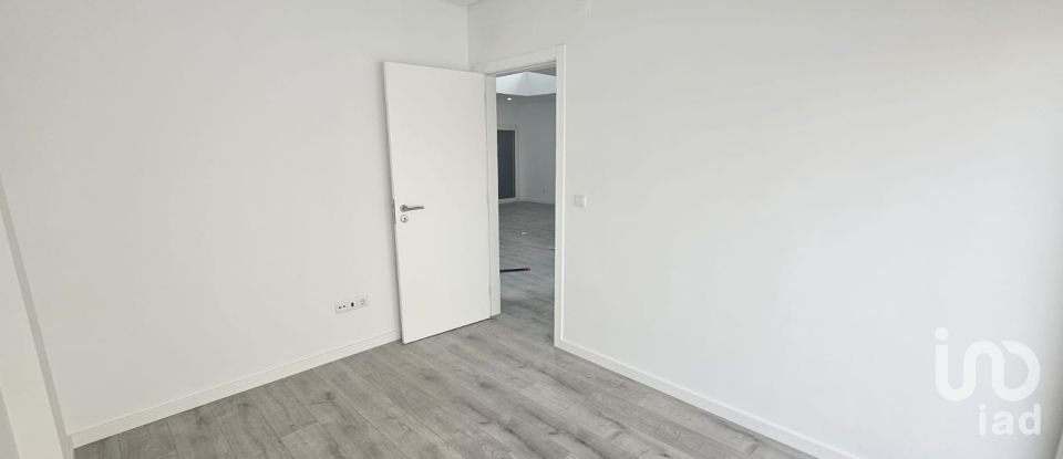 Moradia T4 em Charneca De Caparica E Sobreda de 260 m²
