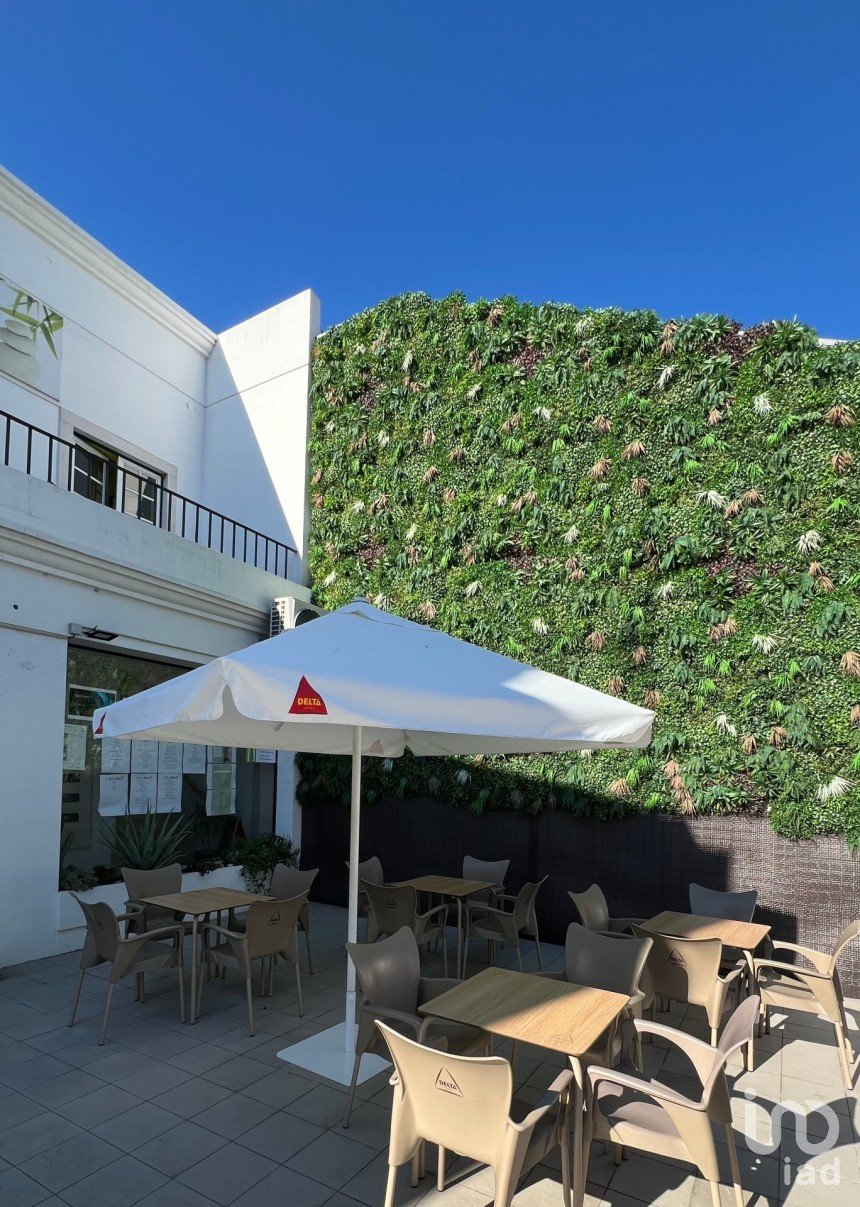 Boutique/Local commercial à Santo António dos Olivais de 65 m²