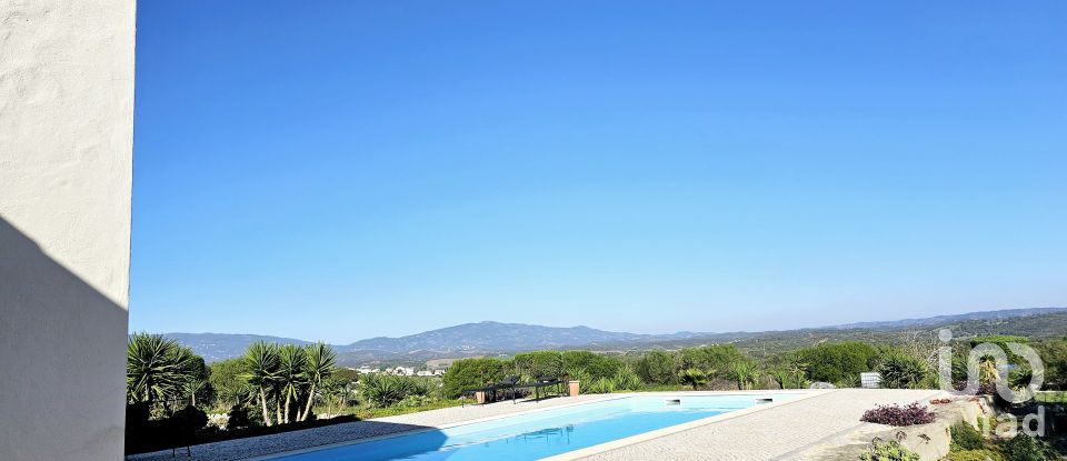 House T3 in Mexilhoeira Grande of 208 m²