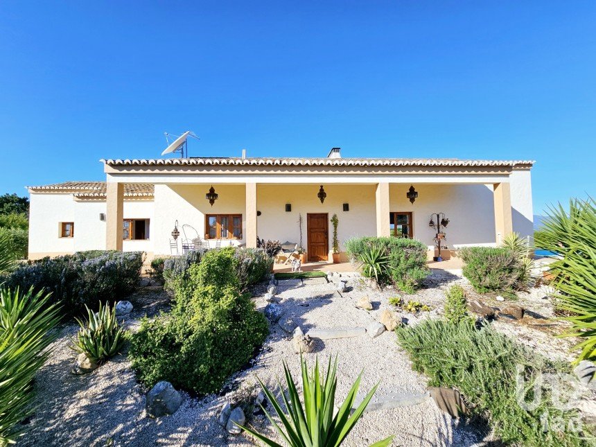 House T3 in Mexilhoeira Grande of 208 m²