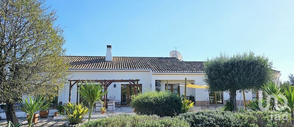 House T3 in Mexilhoeira Grande of 208 m²