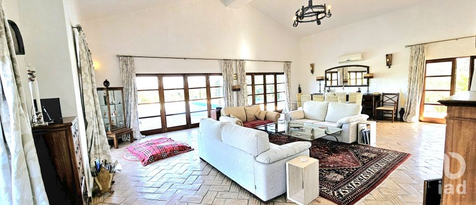 House T3 in Mexilhoeira Grande of 208 m²