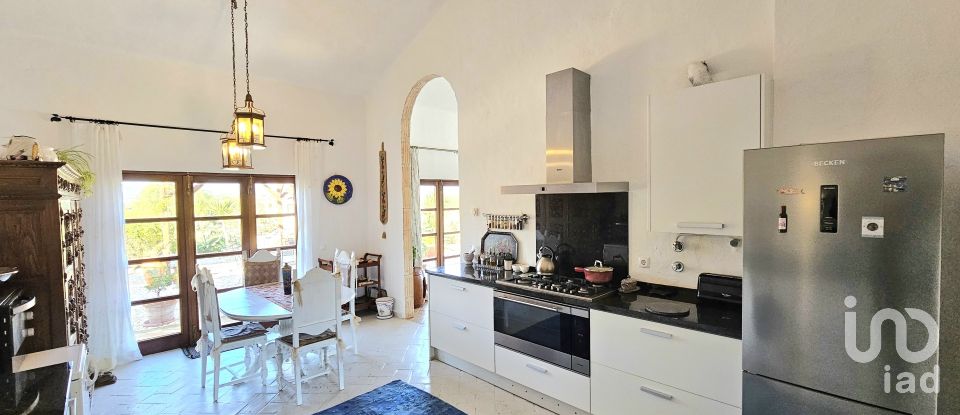 House T3 in Mexilhoeira Grande of 208 m²