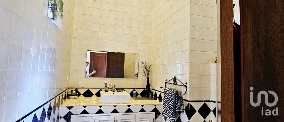 House T3 in Mexilhoeira Grande of 208 m²