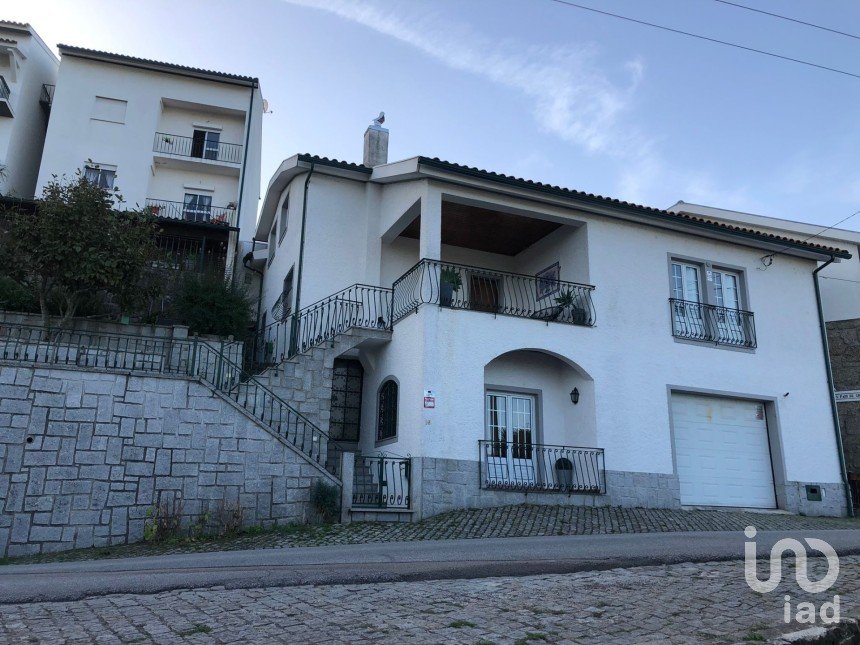 Casa tradicional T4 em Oliveira do Hospital e São Paio de Gramaços de 262 m²