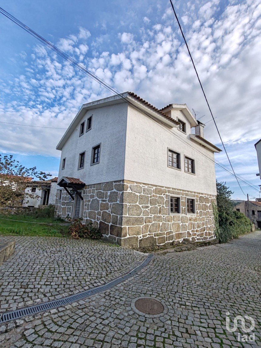 Maison de village T3 à Bobadela de 117 m²