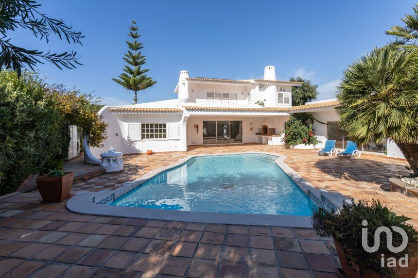 Casa tradicional T5 em Corroios de 365 m²