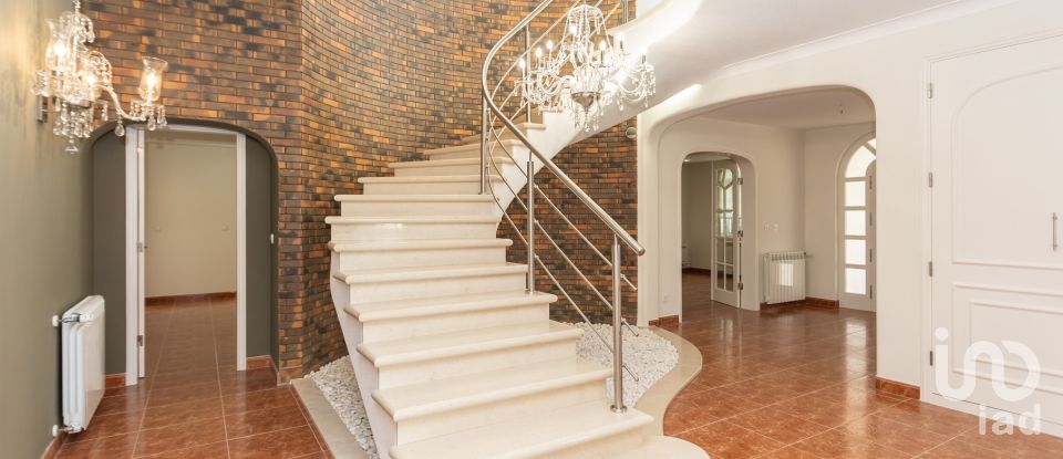 Casa tradicional T5 em Corroios de 365 m²