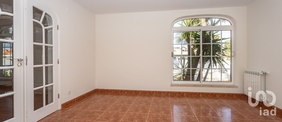 Casa tradicional T5 em Corroios de 365 m²