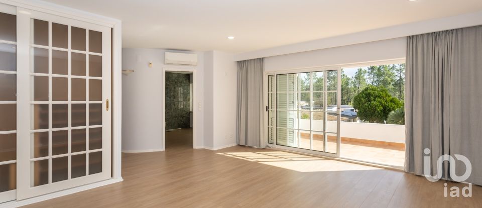 Casa tradicional T5 em Corroios de 365 m²