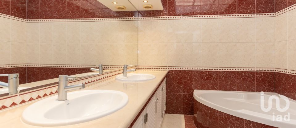 Casa tradicional T5 em Corroios de 365 m²