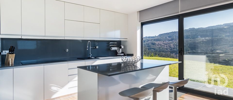 Maison T4 à Abragão de 226 m²