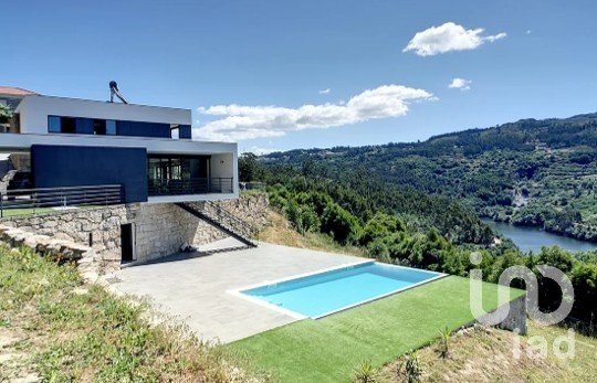 Maison T4 à Abragão de 226 m²