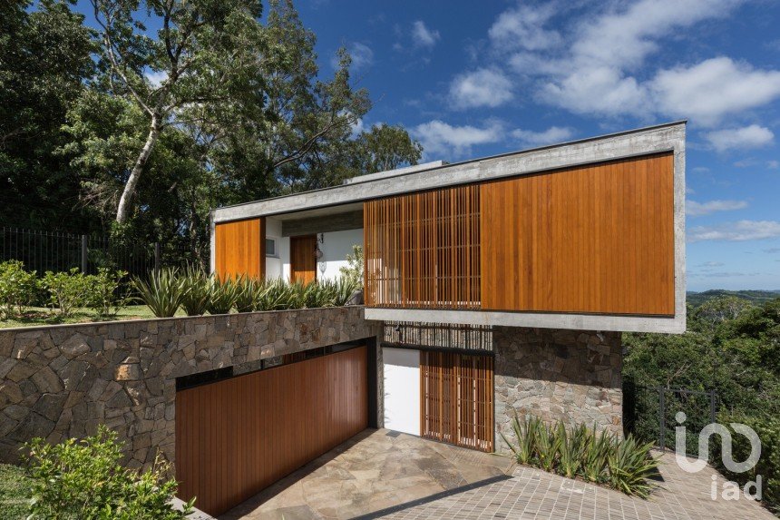 Terreno urbano em Carvoeira e Carmões de 3 960 m²