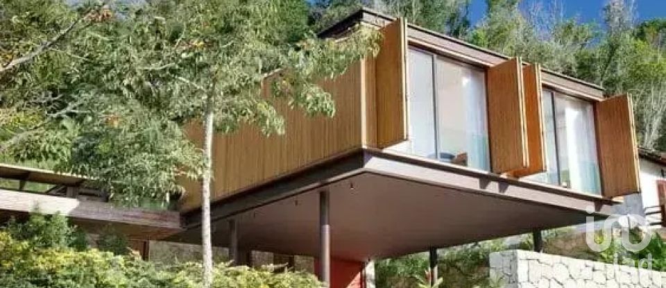 Terreno urbano em Carvoeira e Carmões de 3 960 m²