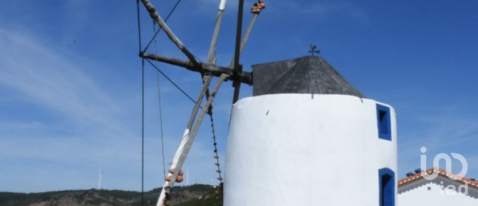 Terreno urbano em Carvoeira e Carmões de 3 960 m²