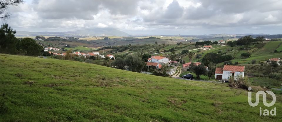 Terreno urbano em Carvoeira e Carmões de 3 960 m²