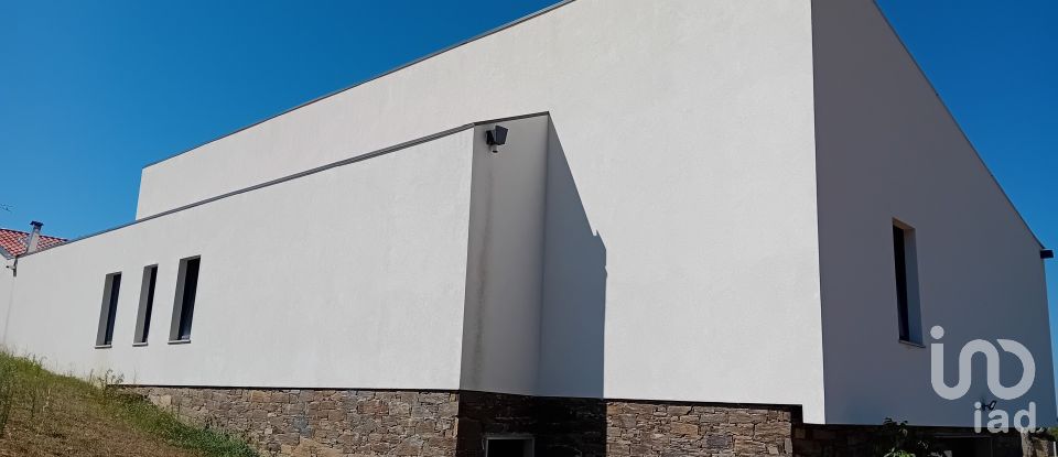 Moradia T3 em Mogadouro, Valverde, Vale de Porco e Vilar de Rei de 324 m²