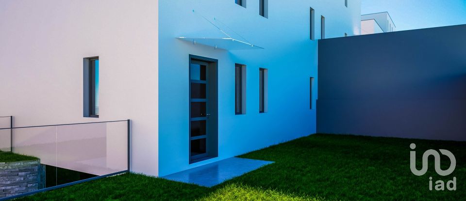 House T3 in Caniço of 221 m²