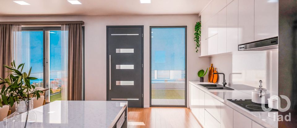 House T3 in Caniço of 221 m²