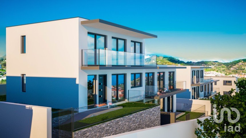 House T3 in Caniço of 221 m²