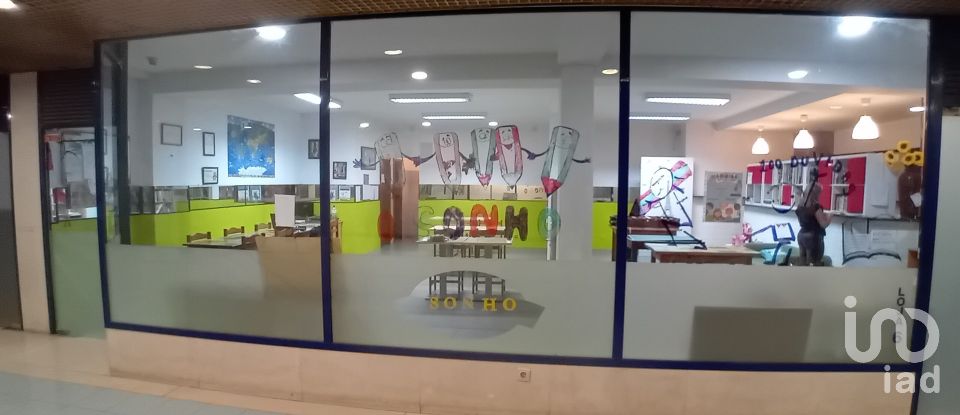 Boutique/Local commercial à Espinho de 101 m²