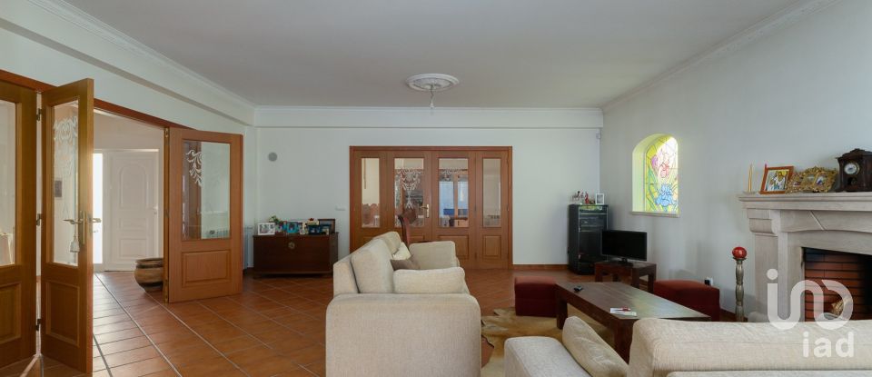 Moradia T5 em Regueira de Pontes de 318 m²