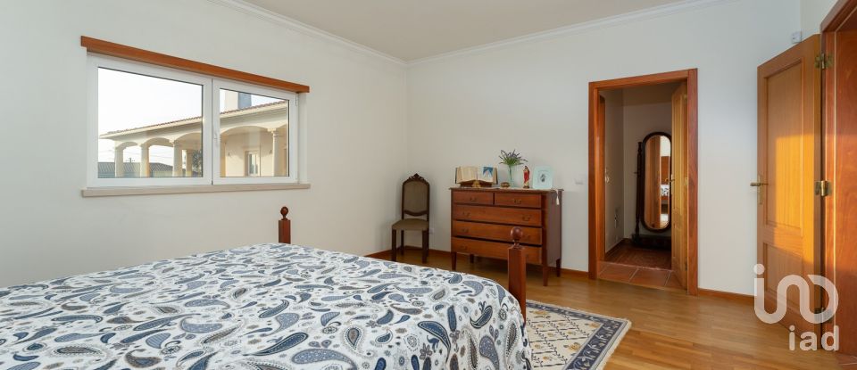 Moradia T5 em Regueira de Pontes de 318 m²